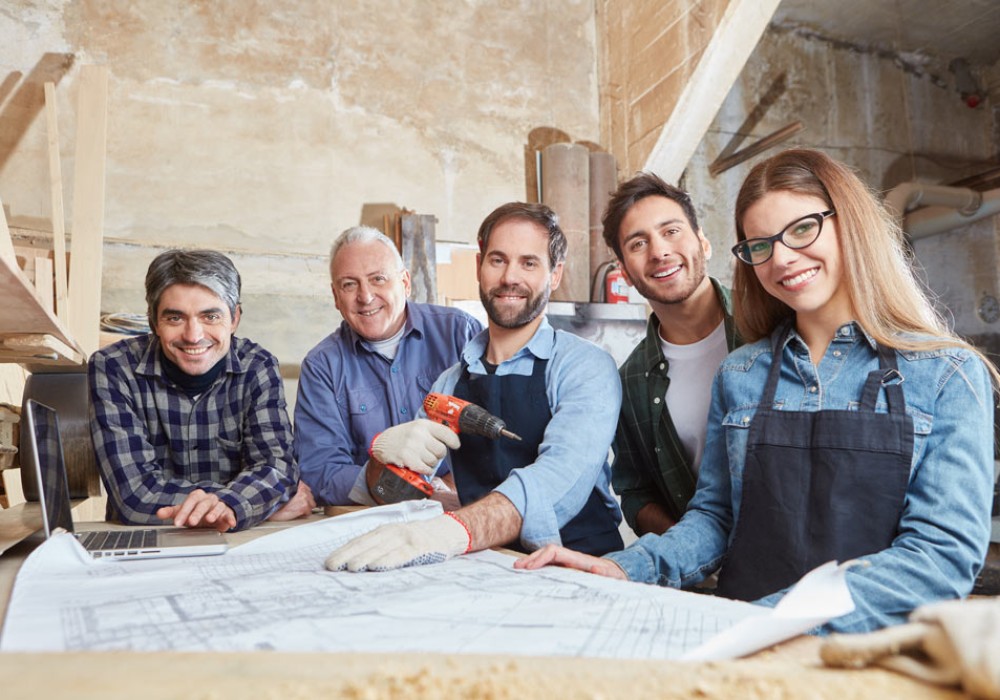 Handwerker in der Schreinerei Firma als erfolgreiches Team